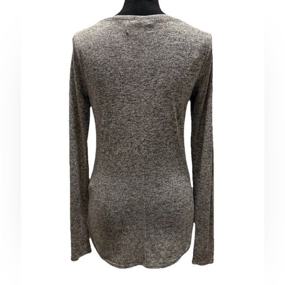 Abercrombie & Fitch Women's Gray Long Sleeve V-Neck High Low Top, Size Medium - Picture 3 of 11